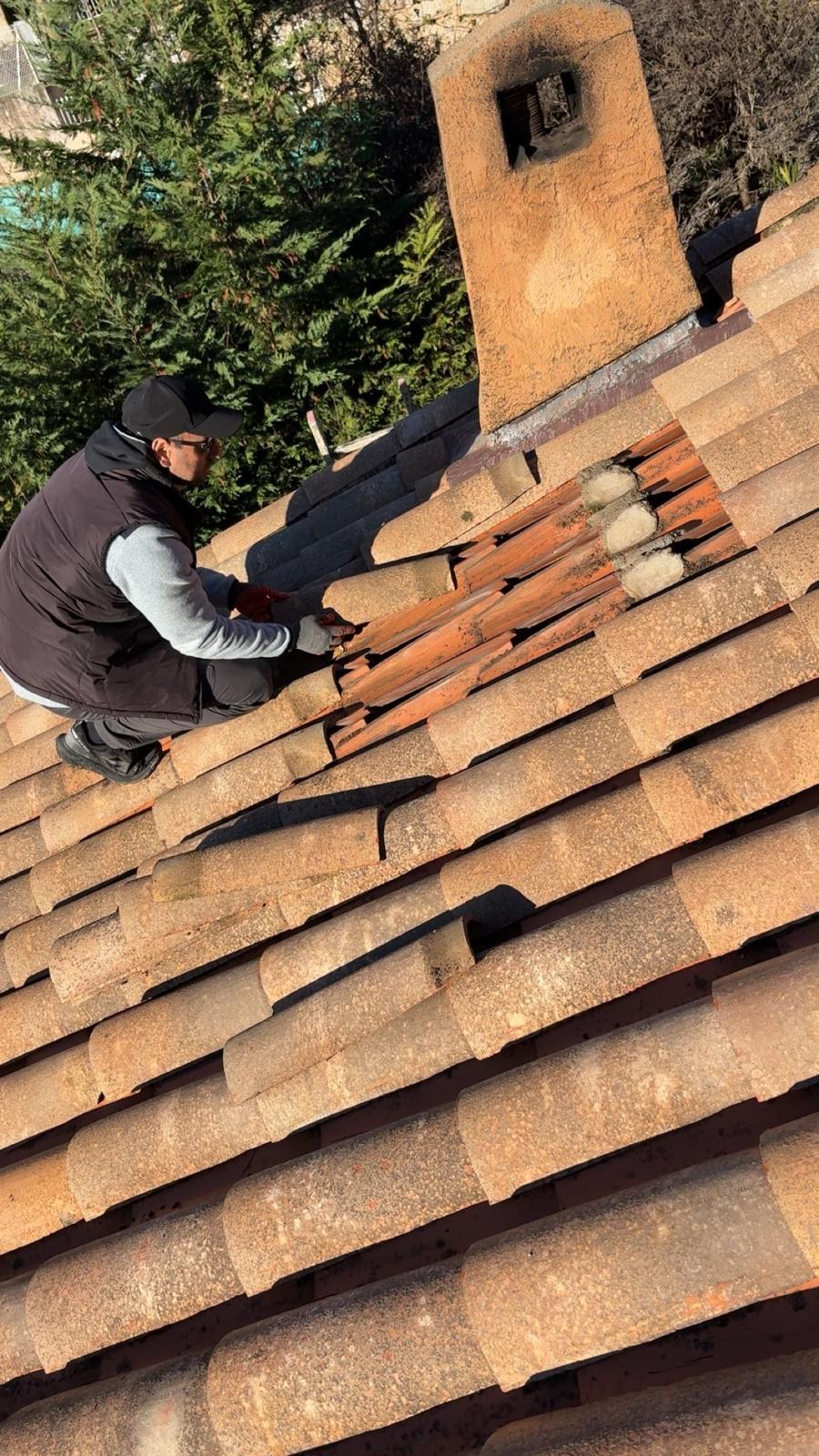 Couvreur en intervention sur une toiture en tuiles à Cagnes-Sur-Mer